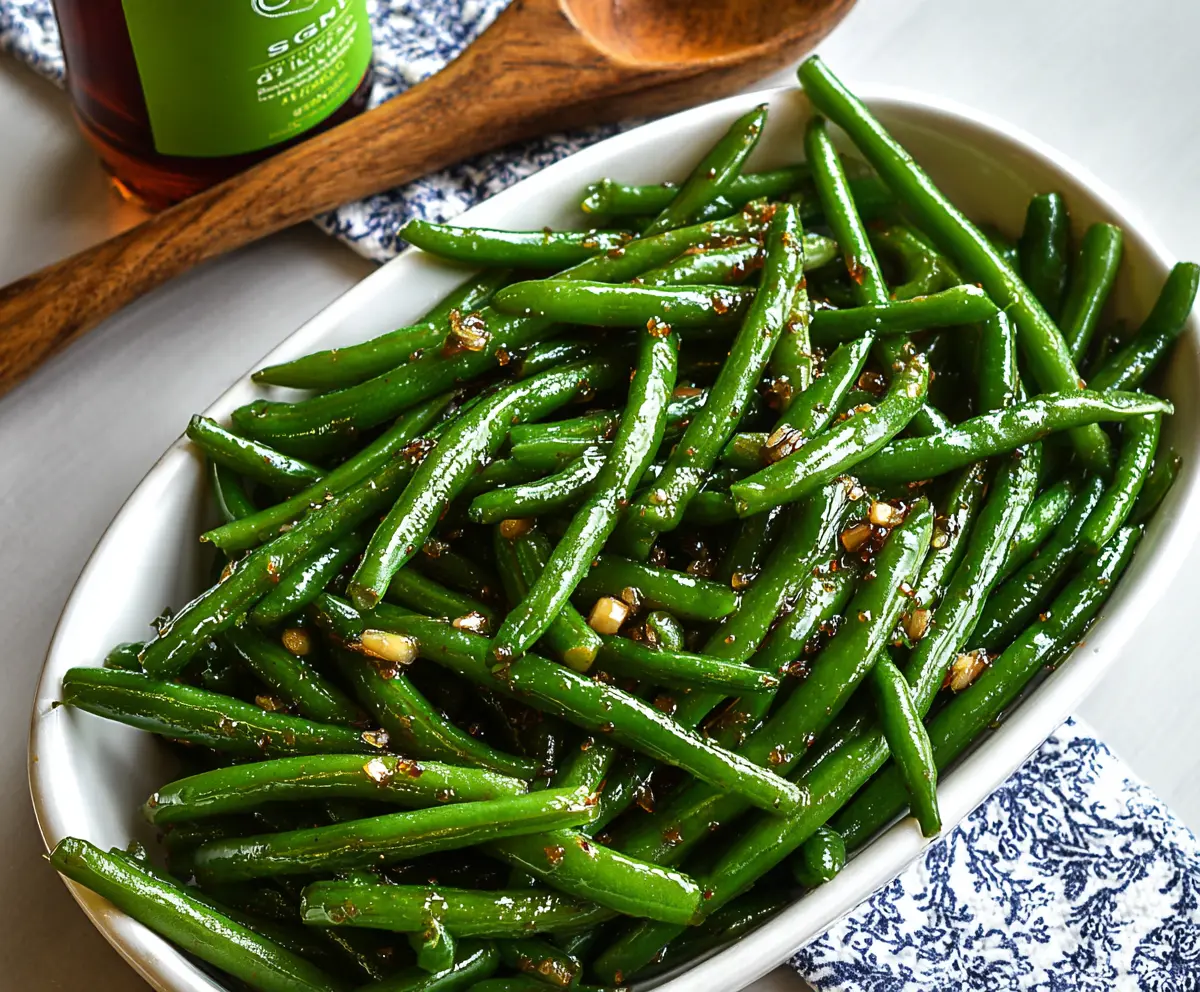 Delicious glazed green beans garnished with sesame seeds, perfect for a healthy side dish.